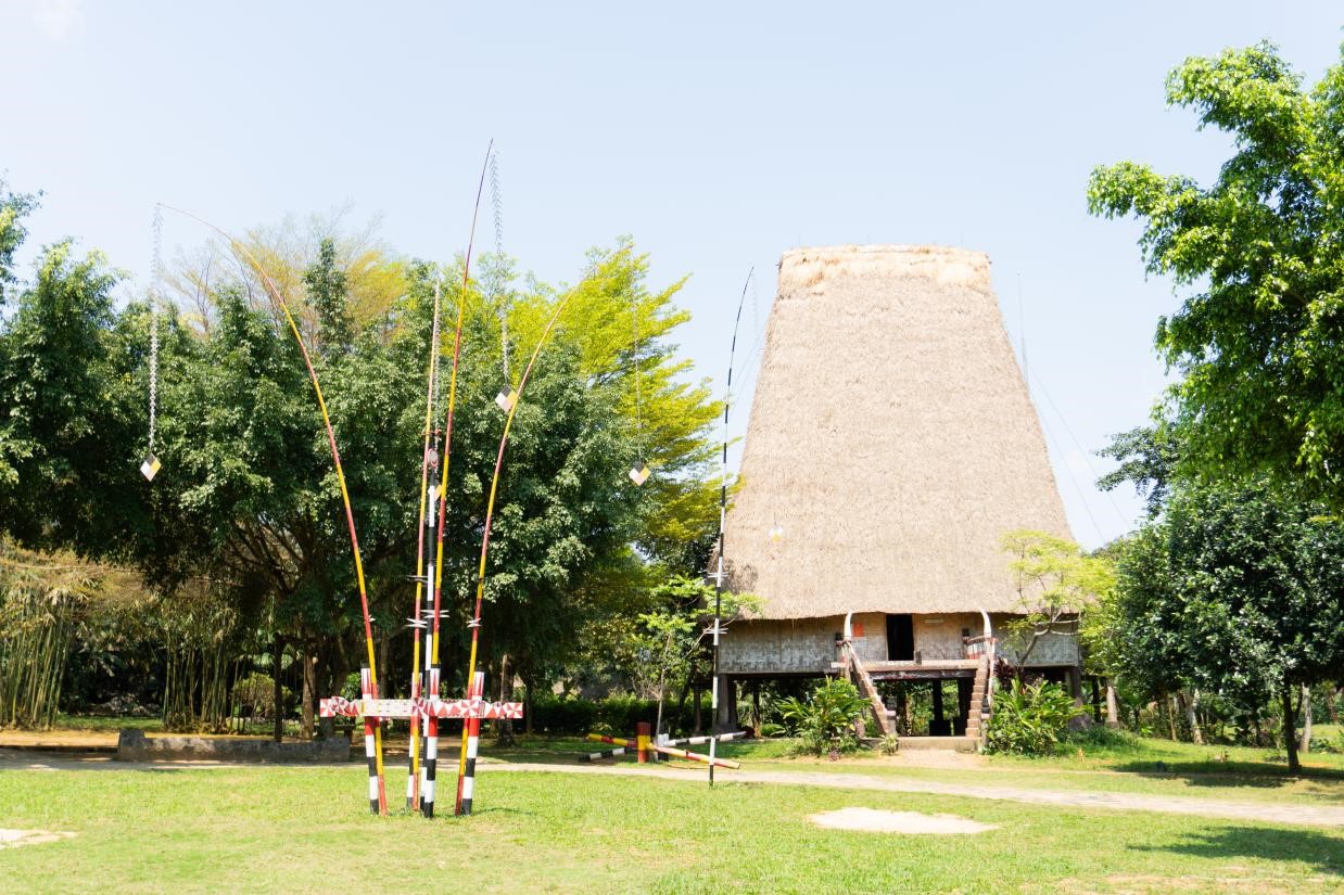 Vệt nắng thổ cẩm trên khung cửi của người Ba Na bên hồ Đồng Mô, Hà Nội - 1