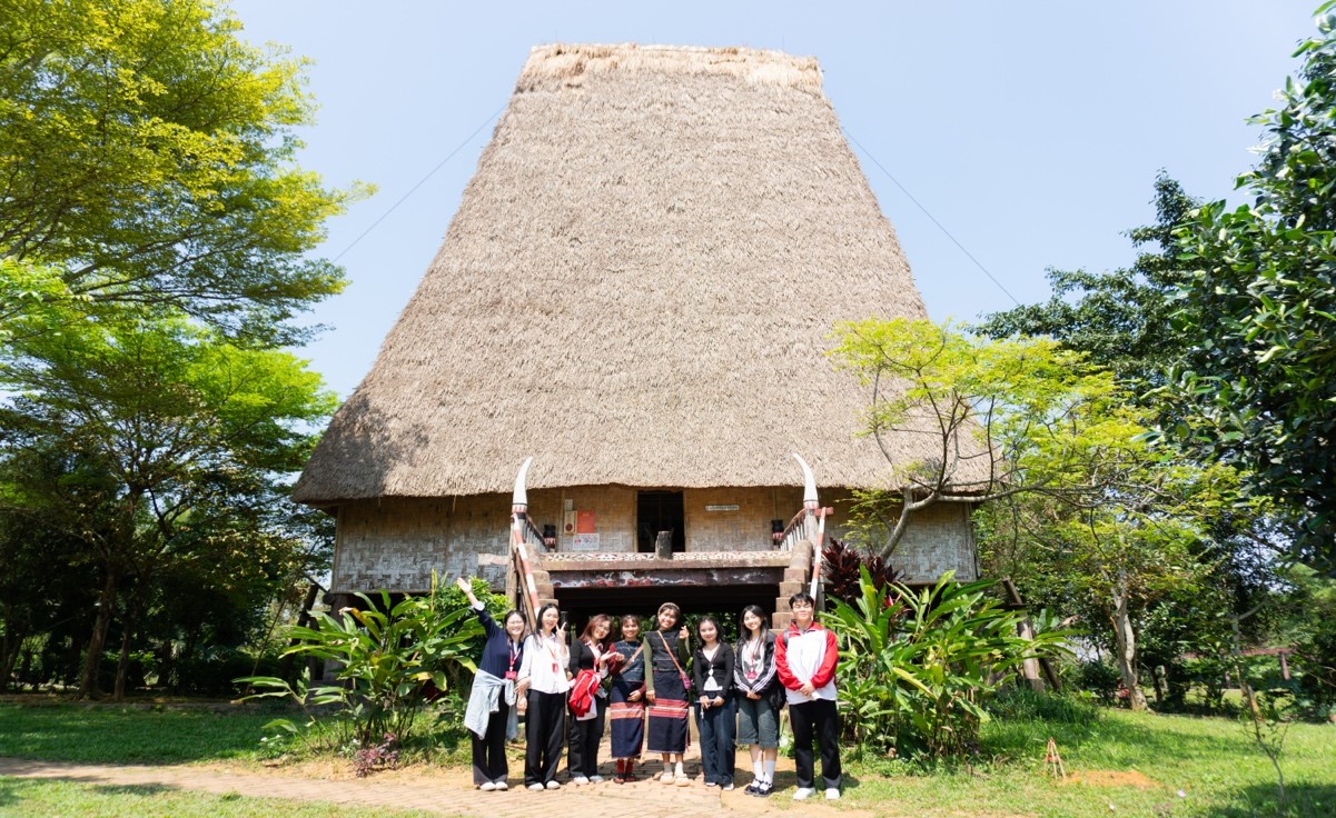 Vệt nắng thổ cẩm trên khung cửi của người Ba Na bên hồ Đồng Mô, Hà Nội - 3