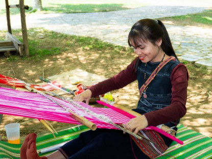 Bạn đọc - Vệt nắng thổ cẩm trên khung cửi của người Ba Na bên hồ Đồng Mô, Hà Nội