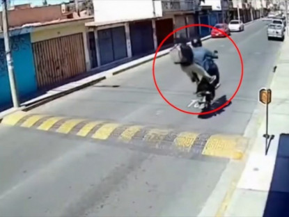 Giao thông - Clip: Phóng qua gờ giảm tốc, thanh niên bay khỏi xe rồi ngã dập mông xuống đường