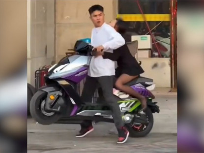 Giao thông - Clip: Cười chảy nước mắt với màn đón bạn gái có 1-0-2 của thanh niên