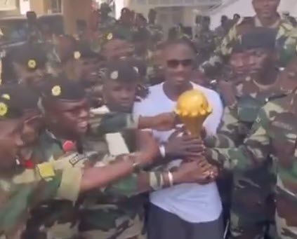 Senegal đưa cúp vô địch CAN đến doanh trại quân đội, thách Liên đoàn châu Phi đến lấy - 2