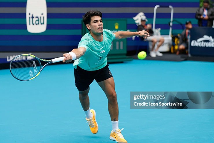 Nóng nhất thể thao sáng 21/3: Alcaraz đáp trả Tsitsipas, Swiatek gặp "ác mộng" - 1