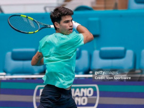 Nóng nhất thể thao sáng 21/3: Alcaraz đáp trả Tsitsipas, Swiatek gặp 