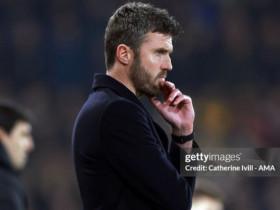 MU rơi chiến thắng trước Bournemouth: Thầy trò Carrick thi nhau mỉa mai trọng tài