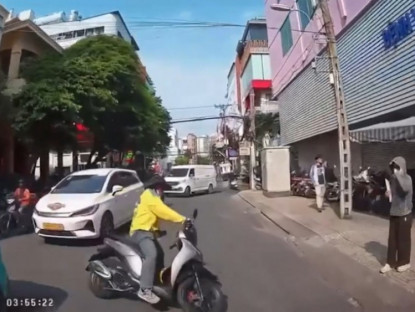Giao thông - Clip: Tài xế công nghệ “dỗi” bỏ xe rồi vô tình vít ga lao thẳng vào nhà dân
