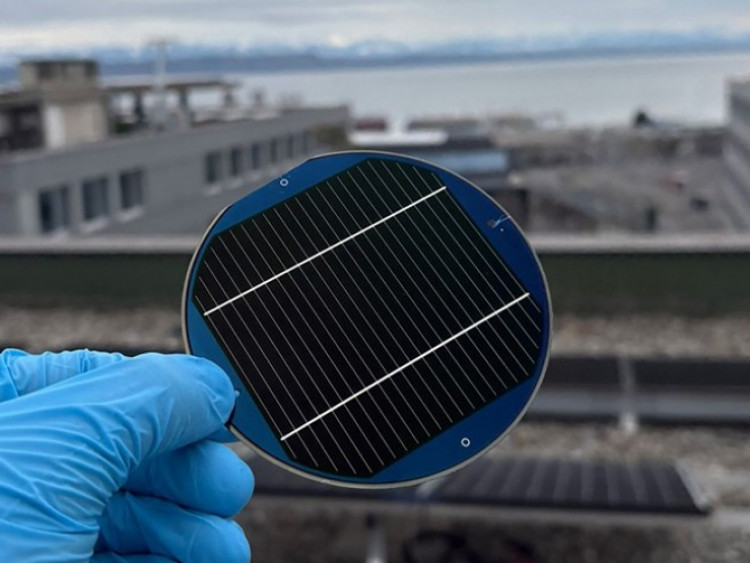 Bí mật phía sau tấm pin mặt trời “ba lớp” phá kỷ lục