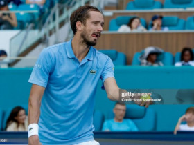 Tennis đỉnh cao Miami Open: Medvedev bất ngờ phải ngược dòng vất vả