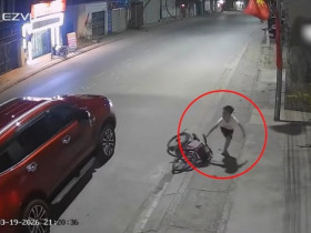 Clip: Thấy ô tô bất ngờ dừng lại, bé trai bỏ xe đạp chạy vào nhà vì sợ bị bắt cóc