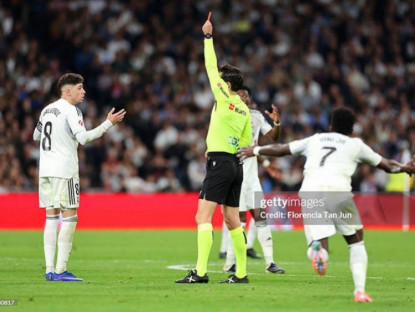 Thể thao - Valverde nhận thẻ đỏ suýt thành tội đồ, HLV Arbeloa vẫn khen trọng tài