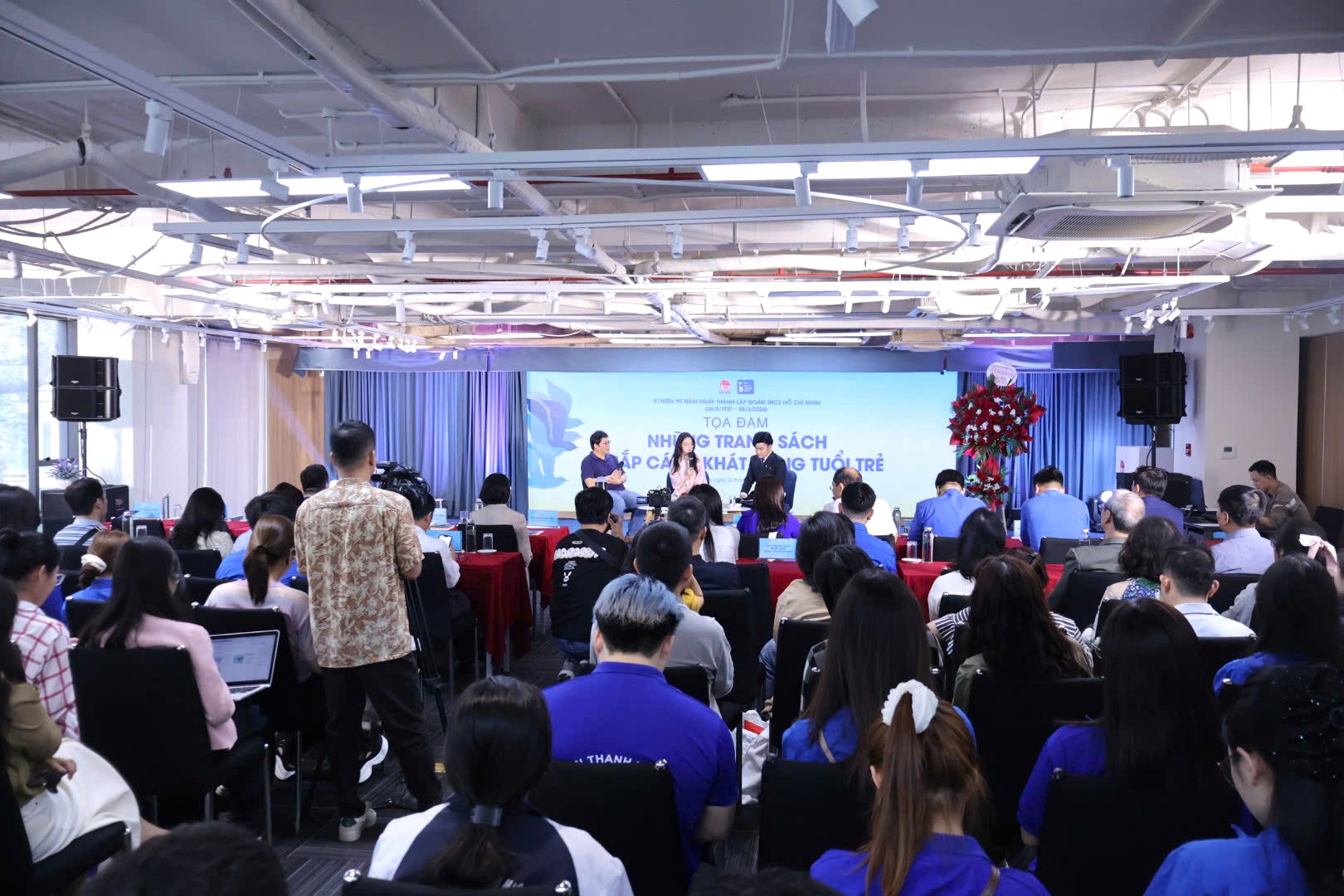 Tủ sách Thanh niên: Những trang sách chắp cánh khát vọng tuổi trẻ - 1