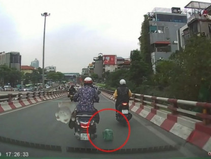 Giao thông - Clip: Rơi đồ giữa cầu, “ninja” dừng xe bất ngờ khiến ô tô tránh không kịp