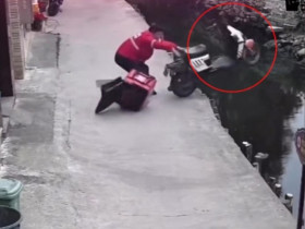 Clip: Thanh niên “đen đủi nhất năm”, vừa dựng xe đã lao thẳng xuống mương