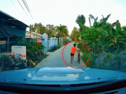 Giao thông - Clip: Xe đạp chắn đường ô tô, bé trai xử lý “cực gắt” khiến ai cũng ngỡ ngàng