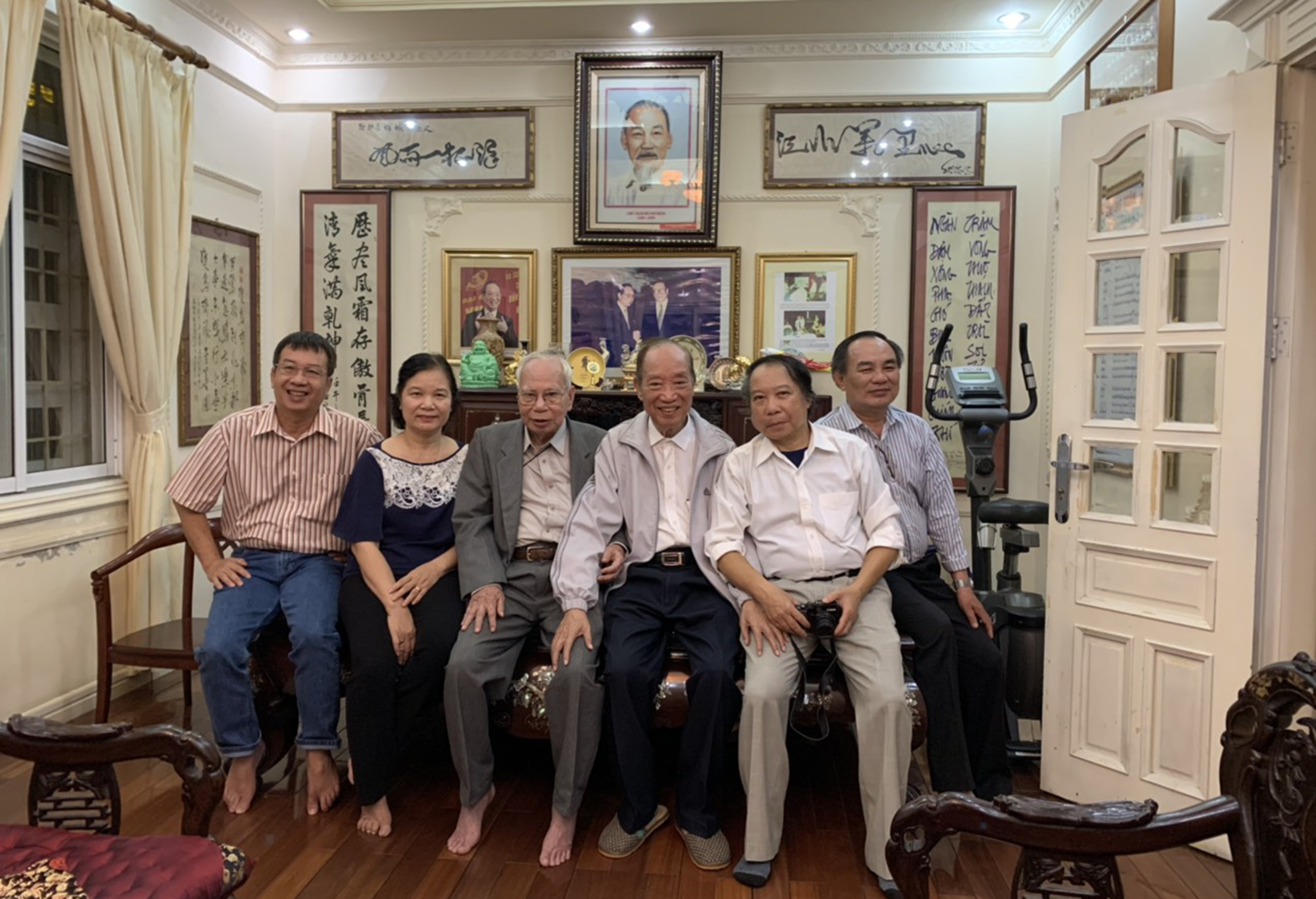 Kỷ niệm các nhà văn thăm bác Đoàn Duy Thành - 1