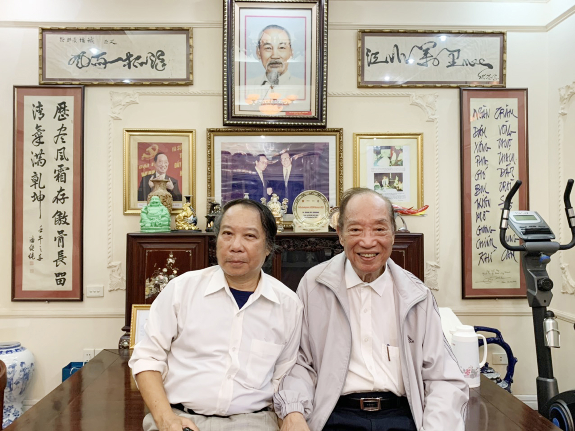 Kỷ niệm các nhà văn thăm bác Đoàn Duy Thành - 2