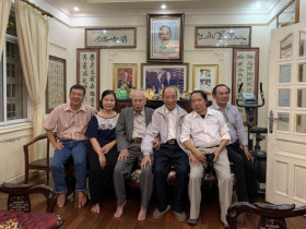 Kỷ niệm các nhà văn thăm bác Đoàn Duy Thành