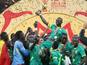 Senegal rước cúp vô địch châu Phi hoành tráng, tiếp tục thách thức dù bị tước danh hiệu