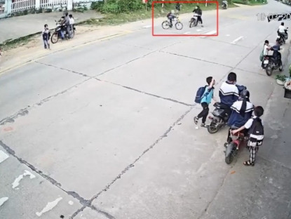 Giao thông - Clip: Thót tim xe máy phóng như bay, đâm văng xe đạp học sinh hàng chục mét