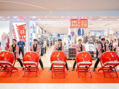 Thông tin doanh nghiệp - UNIQLO Hanoi Centre chính thức khai trương sáng ngày 27.03, chào đón hàng trăm khách hàng đến tham quan, mua sắm