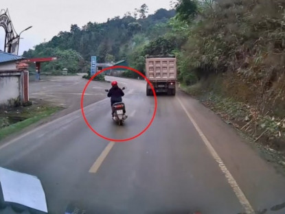 Giao thông - Clip: Hết hồn pha vượt xe tải có 1-0-2 của Ninja khiến ai cũng ngỡ ngàng