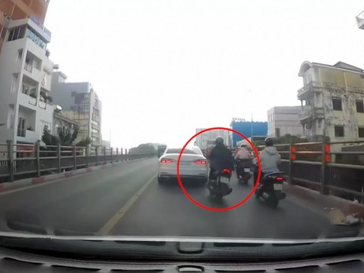 Clip: Lạng lách vượt xe, thanh niên nhận cái kết đắng làm gãy gương ô tô