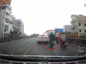 Clip: Lạng lách vượt xe, thanh niên nhận cái kết đắng làm gãy gương ô tô