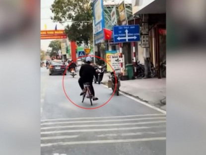 Giao thông - Clip: Chiếc xe đạp “biểu diễn xiếc” trên đường khiến ai cũng ngỡ ngàng