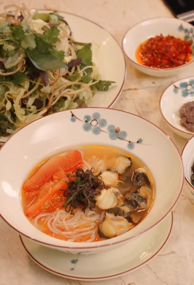 Hoa hậu Hà Kiều Anh làm món đặc sản, Quang Linh và dàn sao Việt xuýt xoa nhưng vợ Bình Minh lại "trách" - 15