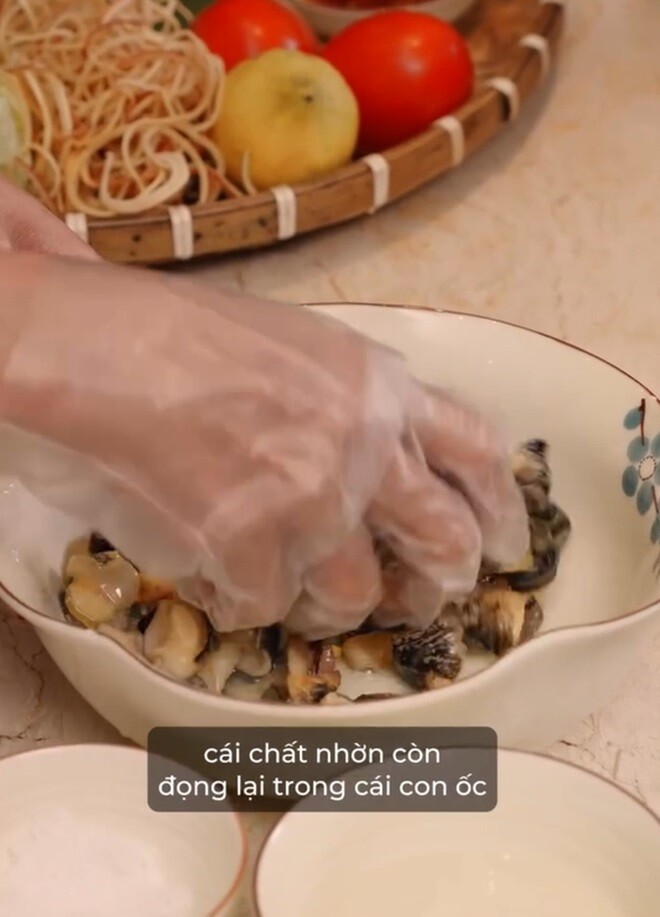 Hoa hậu Hà Kiều Anh làm món đặc sản, Quang Linh và dàn sao Việt xuýt xoa nhưng vợ Bình Minh lại "trách" - 6