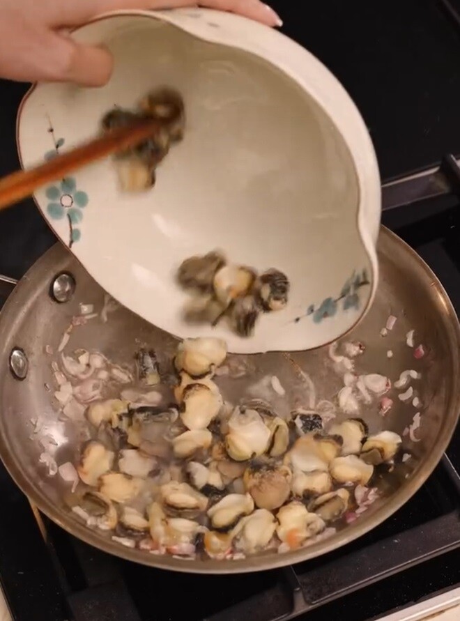 Hoa hậu Hà Kiều Anh làm món đặc sản, Quang Linh và dàn sao Việt xuýt xoa nhưng vợ Bình Minh lại "trách" - 9