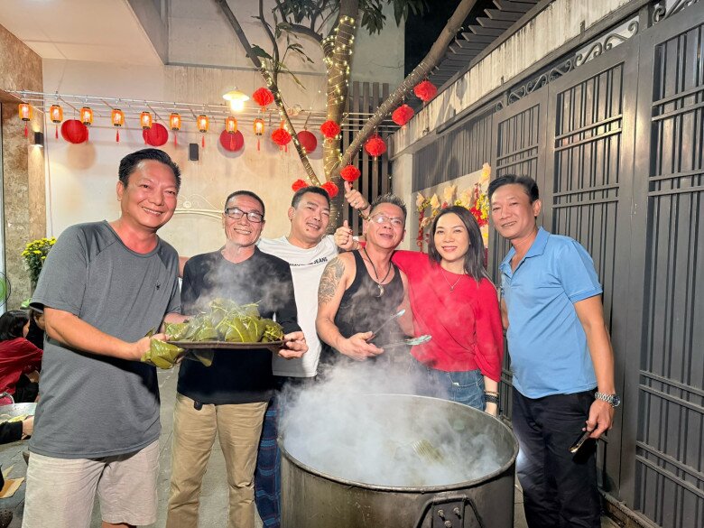 Sao Việt gói bánh chưng: NSND Trịnh Kim Chi nhảy múa bên nồi bánh, Minh Hằng "gây bão" khi tự khen - 14