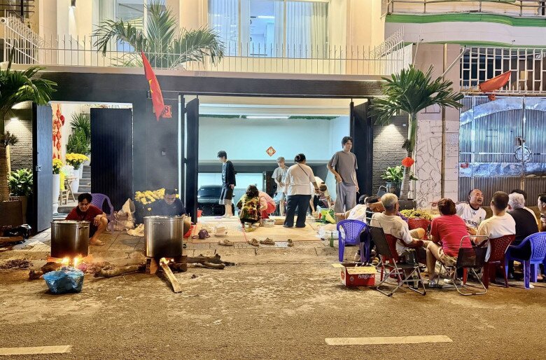 Sao Việt gói bánh chưng: NSND Trịnh Kim Chi nhảy múa bên nồi bánh, Minh Hằng "gây bão" khi tự khen - 9