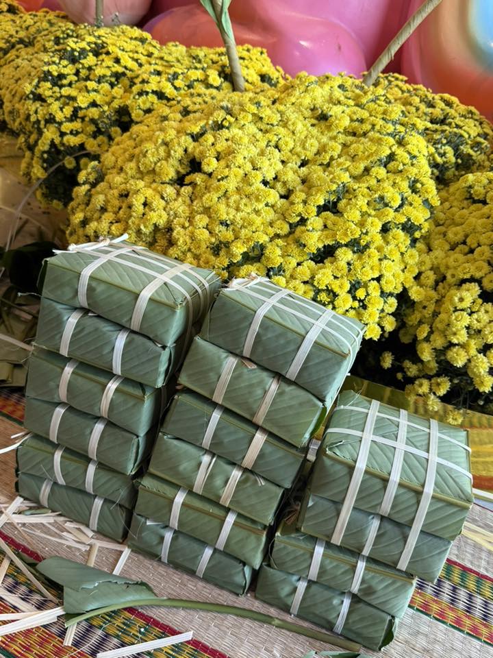 Sao Việt gói bánh chưng: NSND Trịnh Kim Chi nhảy múa bên nồi bánh, Minh Hằng "gây bão" khi tự khen - 11