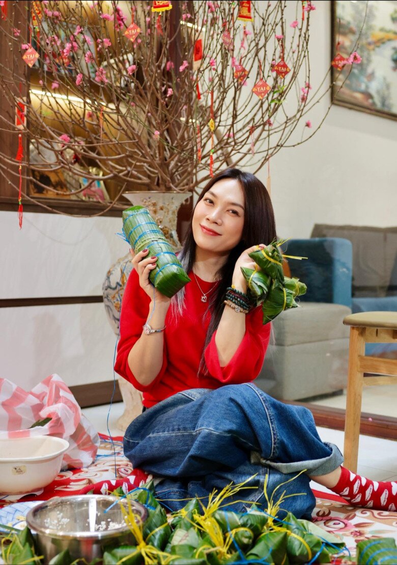 Sao Việt gói bánh chưng: NSND Trịnh Kim Chi nhảy múa bên nồi bánh, Minh Hằng "gây bão" khi tự khen - 12