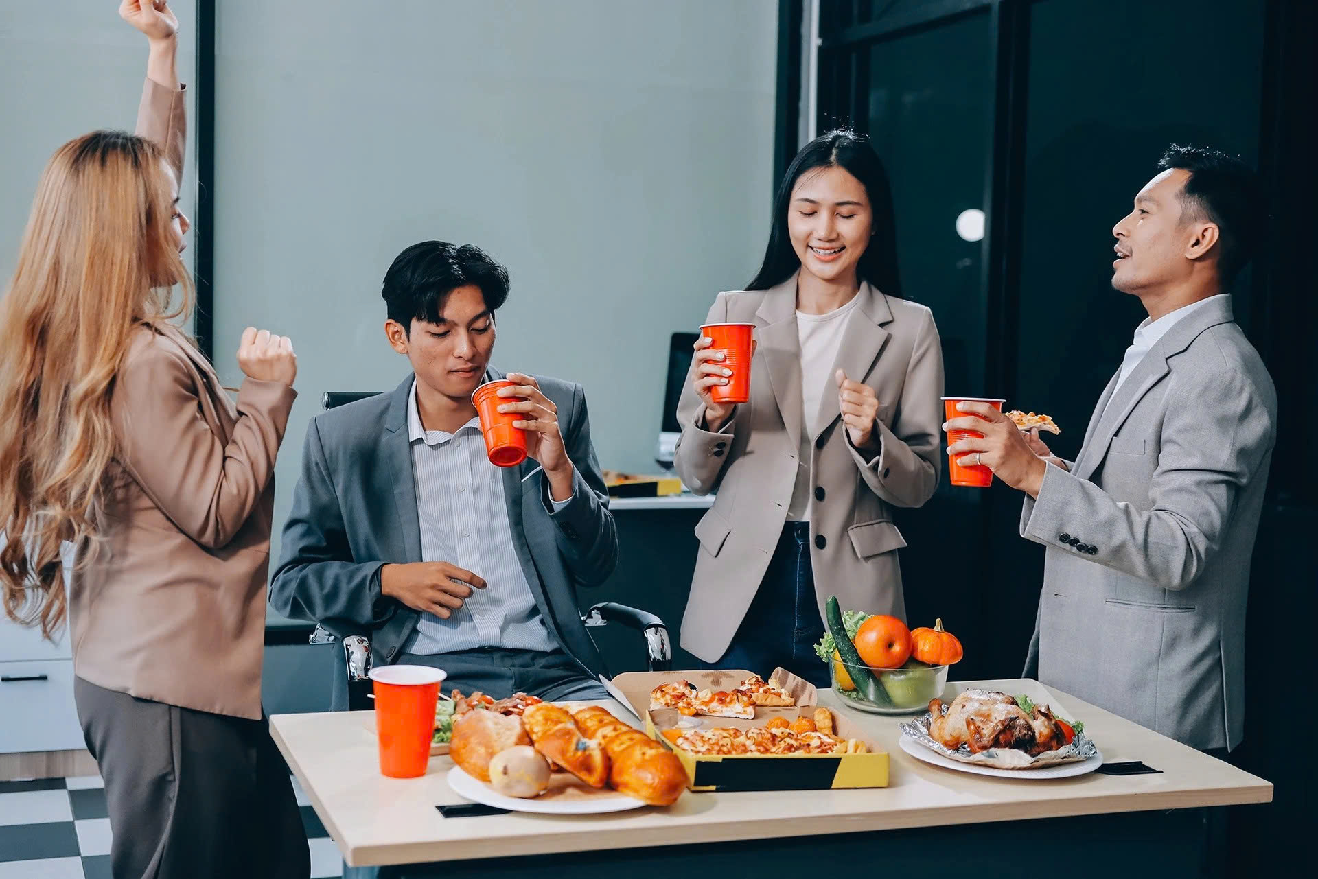 Hội công sở và trăm sắc thái "đón Tết" chốn văn phòng - 1