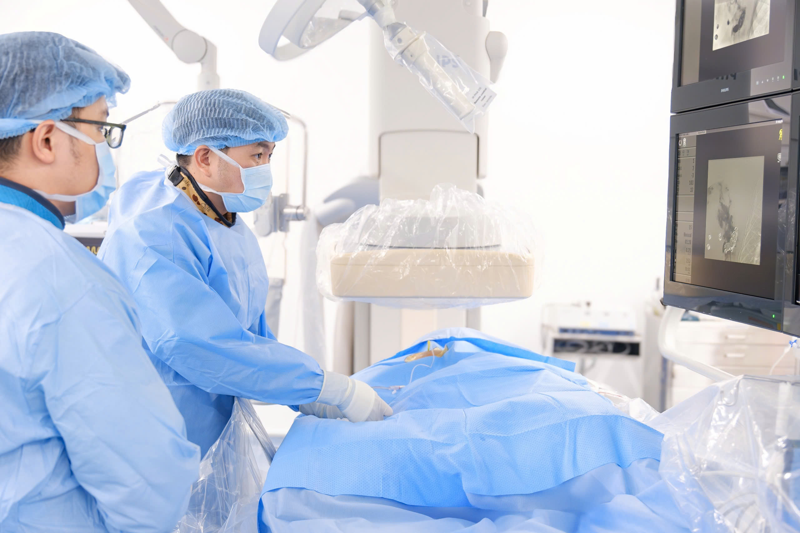 Người phụ nữ xuất viện nhanh đến không ngờ sau điều trị u xơ tử cung kèm biến chứng cường kinh - 1