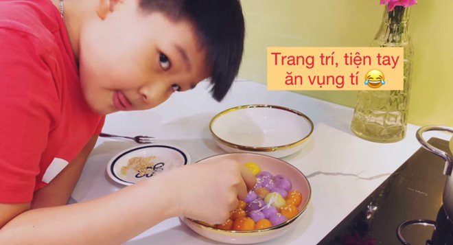 Bảo Thanh nũng nịu chàng trai cao to nấu ăn tối cho mình, tưởng là chồng cô nhưng không phải - 7