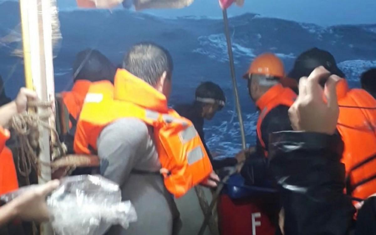 Kịp thời cứu 14 ngư dân Quảng Ngãi bị nạn trên biển - 2