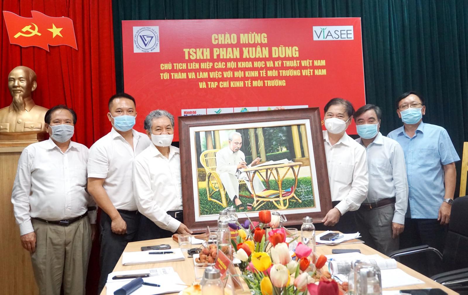 TSKH Phan Xuân Dũng, Chủ tịch VUSTA thăm, làm việc với VIASEE và TC Kinh tế Môi trường - 6