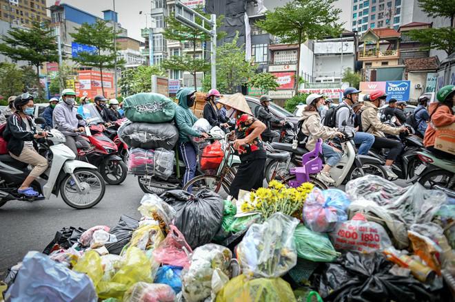 Chủ tịch Hà Nội chỉ đạo thanh tra vụ ùn ứ rác thải tại nhiều quận - 1
