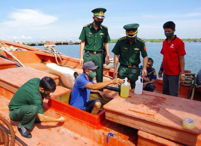 Bộ đôi biên phòng bắt giữ hơn 150.000 lít dầu không rõ nguồn gốc - 1