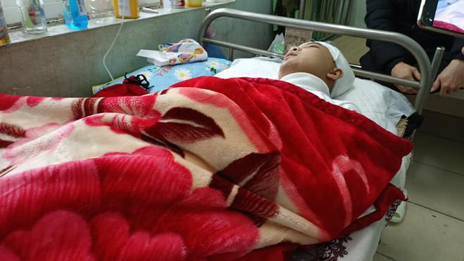 Nam sinh lớp 11 chấn thương nặng vì bị bạn đánh - 1