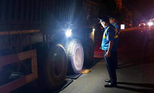 Xe quá tải tại Hà Nội, tài xế chốt cửa, cố thủ trong xe và gọi “cứu viện” - 2