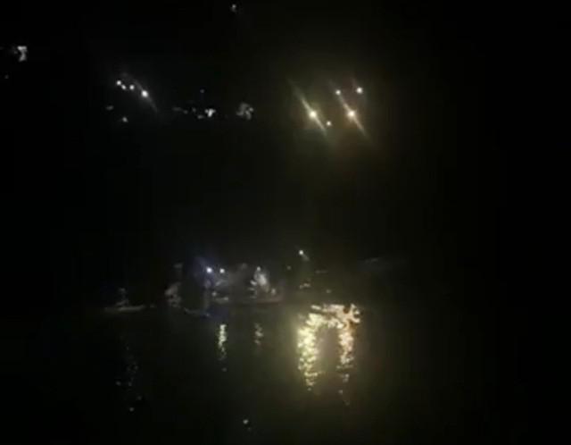 Vụ ô tô lao xuống sông lúc đêm tối khiến 5 người tử vong - 1