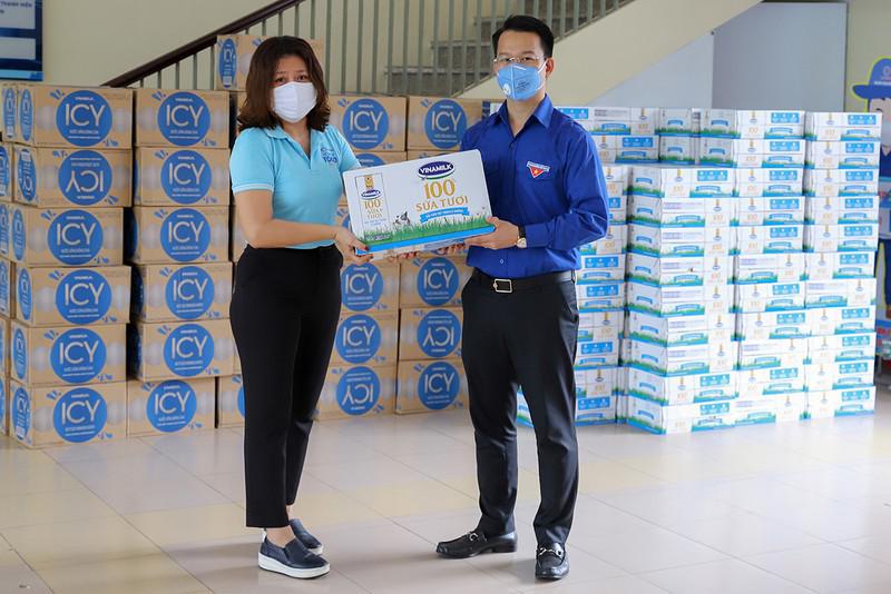 Vinamilk tiếp tục ủng hộ 8 tỷ đồng chống dịch COVID-19 - 2