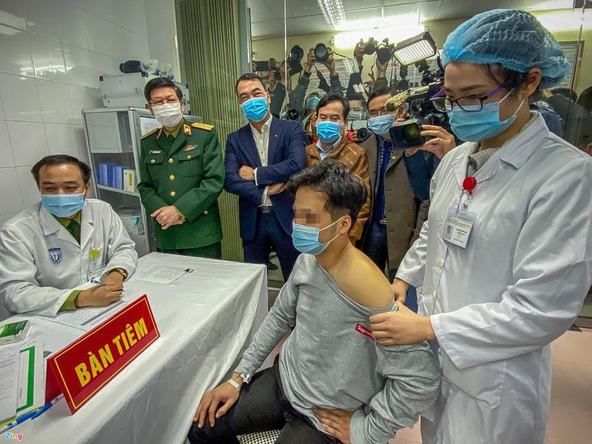 3 người Việt Nam đầu tiên được tiêm vaccine Covid-19 liều cao nhất - 1