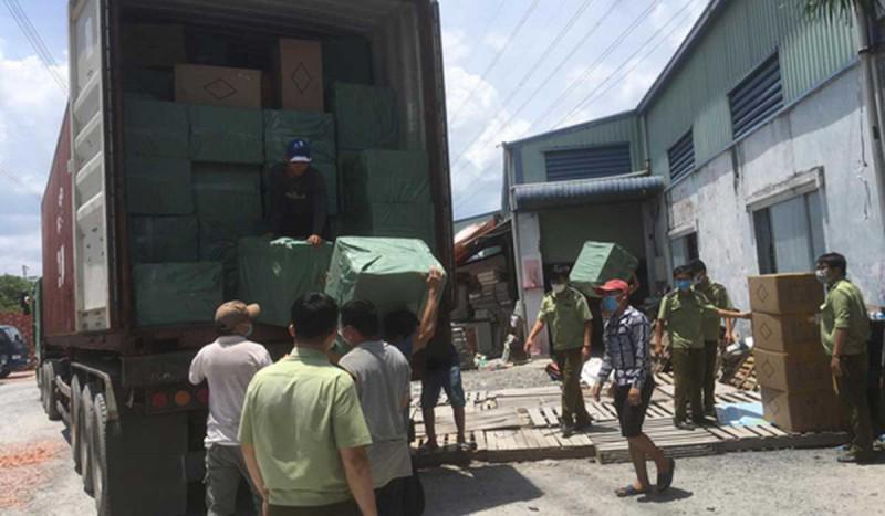 TP.HCM: Triệt phá kho hàng lớn bao gồm mỹ phẩm, nước hoa, khẩu trang, nghi nhập từ Trung Quốc - 1