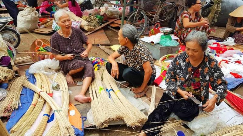 Ghé thăm chợ nón làng Chuông - 3