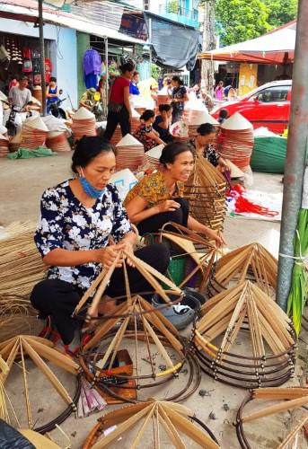 Ghé thăm chợ nón làng Chuông - 4